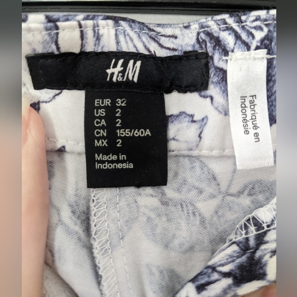 7/$25 H&M toile shorts XS - Picture 3 of 4